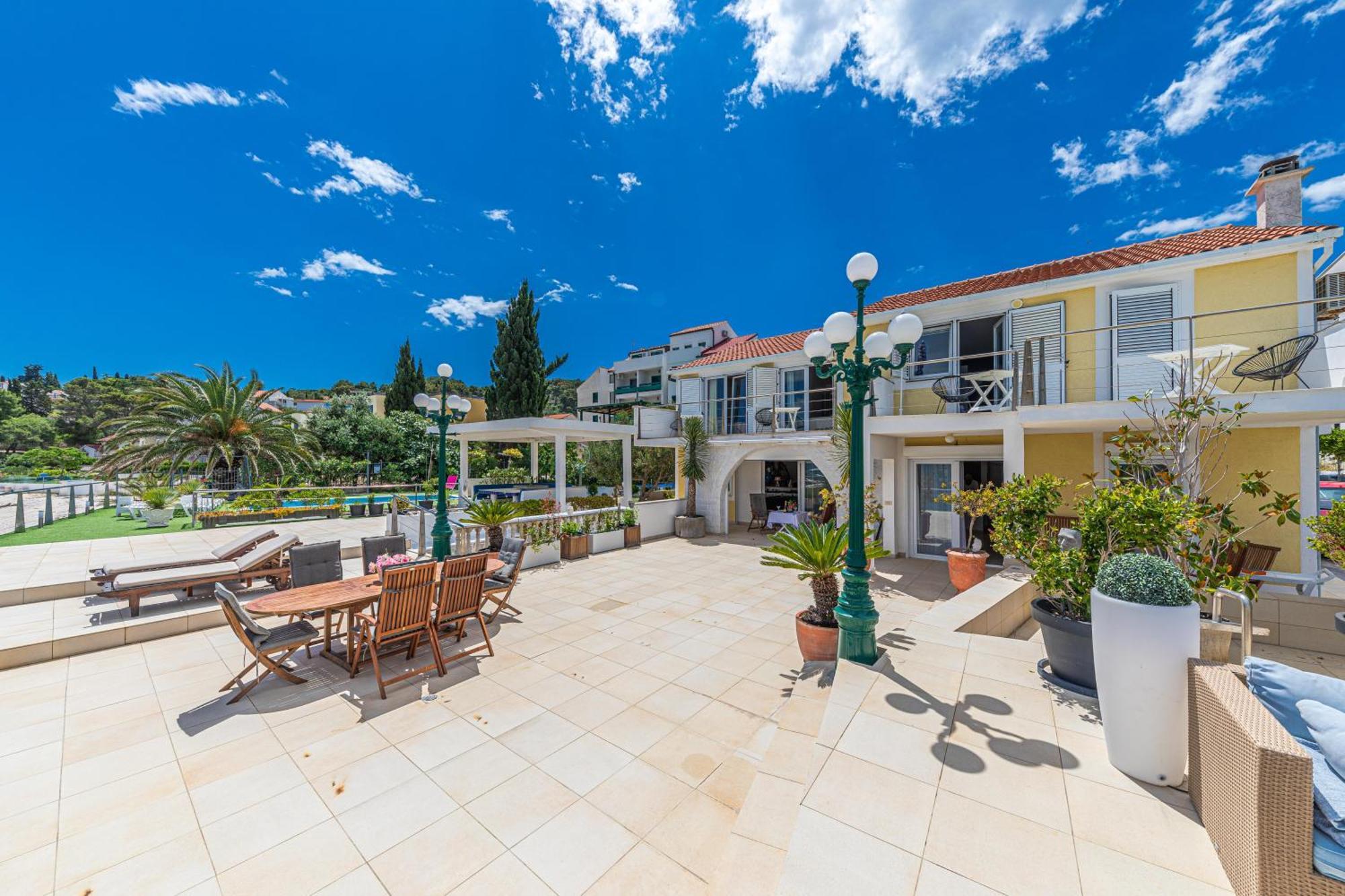 Villa Unique Sur La Plage Pour Des Vacances Inoubliables En Famille Ou Entre Amis Pour 10 Personnes Слатине Екстер'єр фото